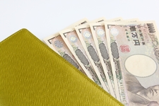 金色の財布と１万円札